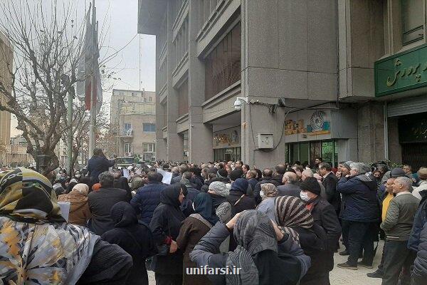 تجمع بازنشستگان مقابل وزارت آموزش وپرورش سنوات پایان خدمتی که درحال آب رفتن است